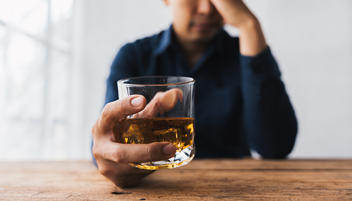 ウィスキーを飲む男性